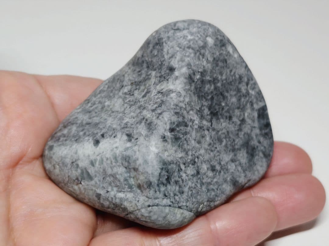 糸魚川132 翡翠 209g ヒスイ 原石 鑑賞石 自然石 誕生石 鉱物 鉱石