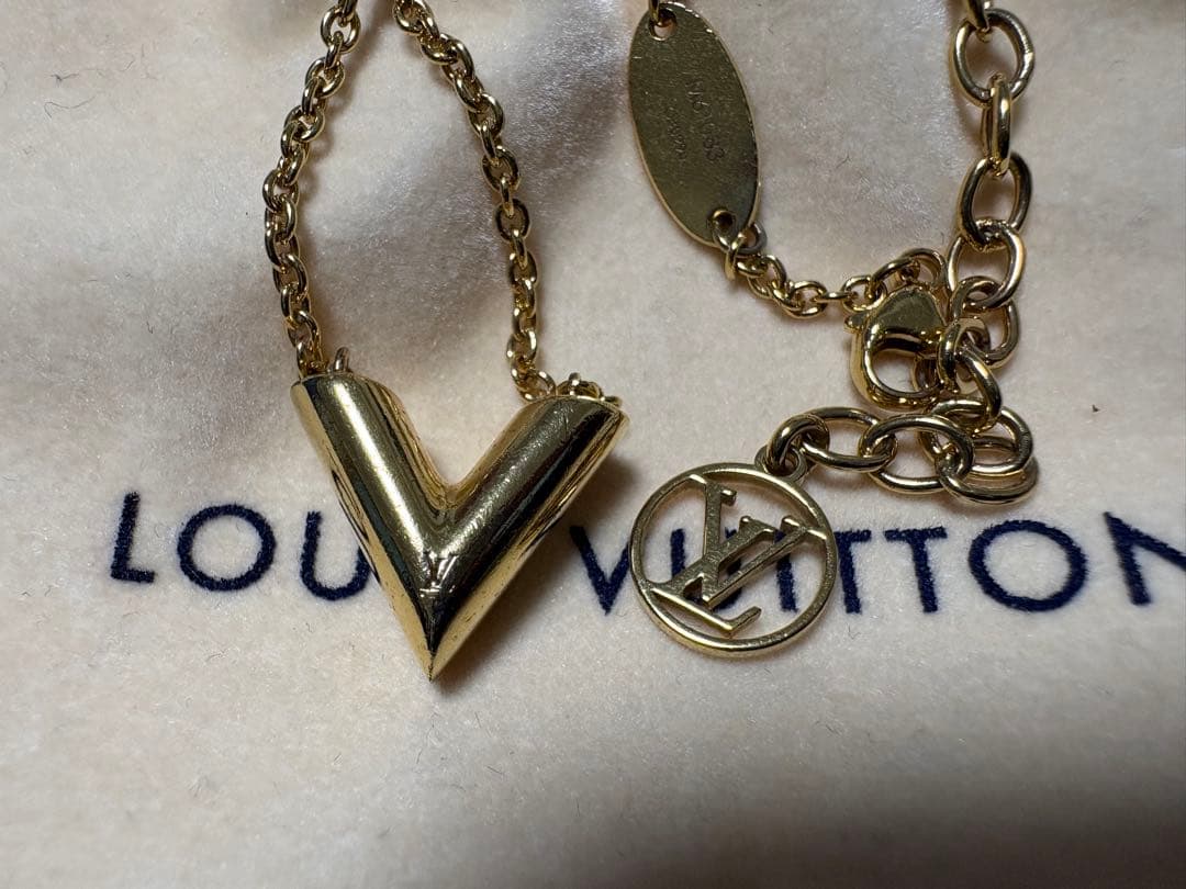 LOUIS VUITTON ゴールド V字型ネックレス
