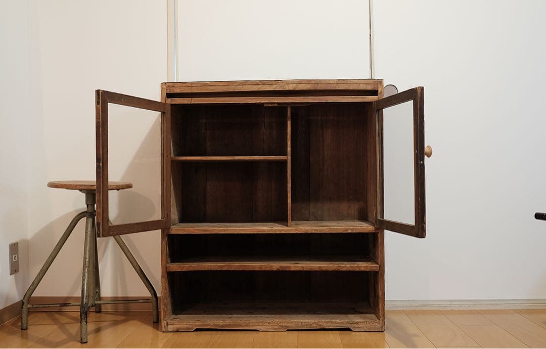 ヴィンテージ木製キャビネット、侘寂の美学漂う一品