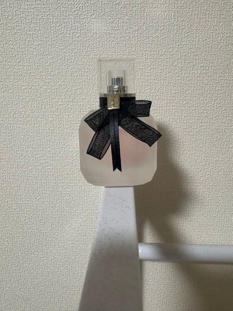 リボン付き香水ボトル