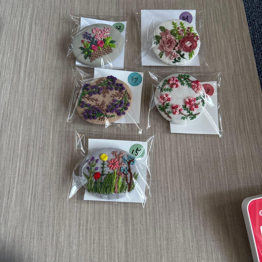 遊花様おまとめ専用ページ　　　　　　　花刺繍ブローチ