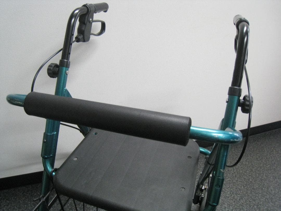 【カワムラサイクル】四輪歩行車 KW20 グリーン バスケット付き