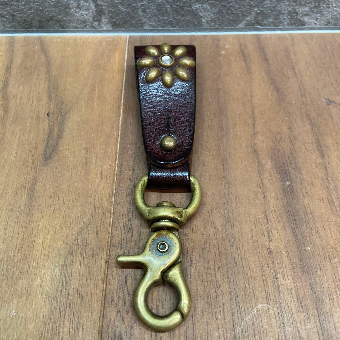 HTC レザーキーホルダー フラワースタッズ ブラウンレザー×ブラススタッズ