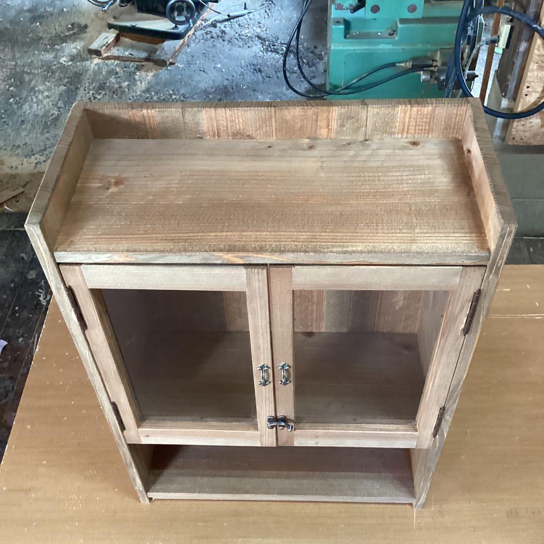 オシャレなガラス戸キャビネット　ウォールナット調