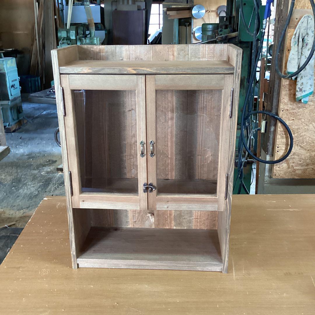 オシャレなガラス戸キャビネット　ウォールナット調