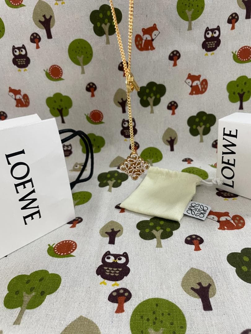 ゴールド/可愛い ロエベ ネックレス LOEWE ロゴ　クリスタル