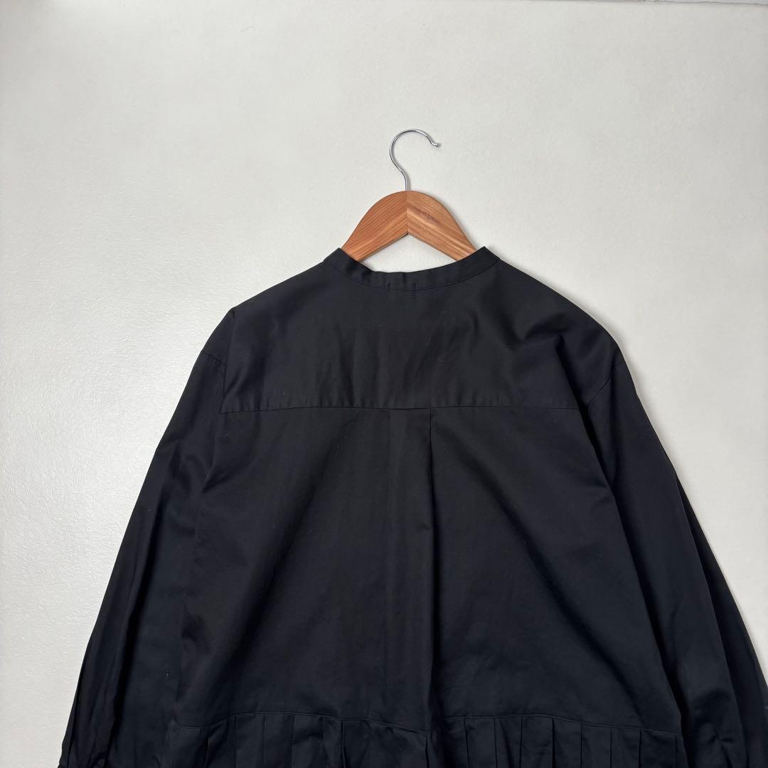 ツムグ　フロントタック裾プリーツコットンサテンブラウス 黒