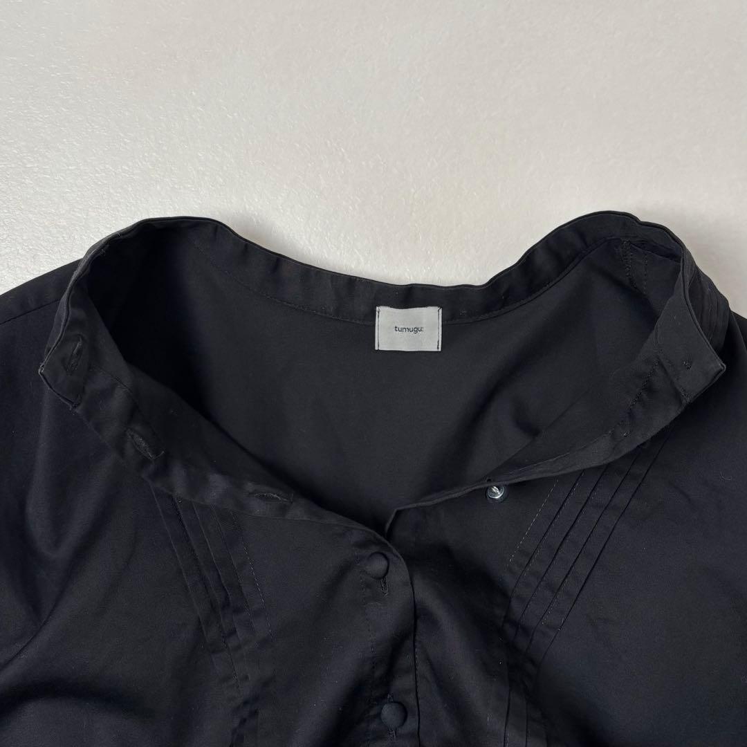 ツムグ　フロントタック裾プリーツコットンサテンブラウス 黒