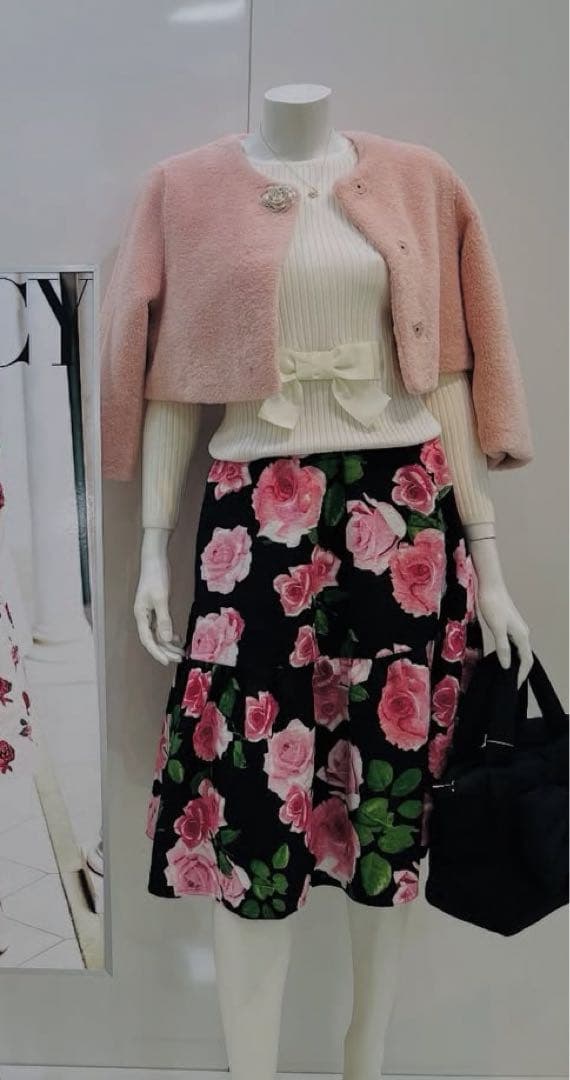 【美品】2025❤️今季❤️エムズグレイシー❤️ブローチ付　フェイクファーコート　38