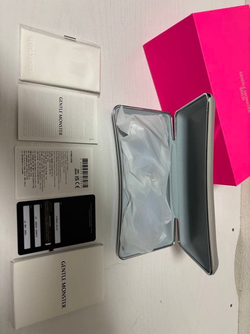 付属品有 gentle monster Atomic02 BLUE