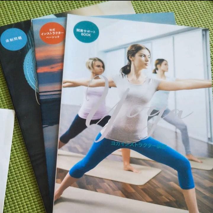 ヨガインストラクター　DVD付き　教材　キャリアガレッジジャパン