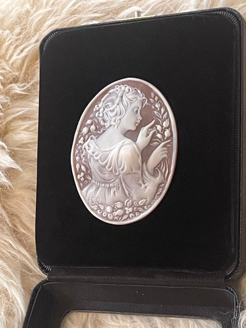 【新品】ＦＣＯ氏作　女性彫刻 高級シェルカメオルース 60ｍｍ×45ｍｍ