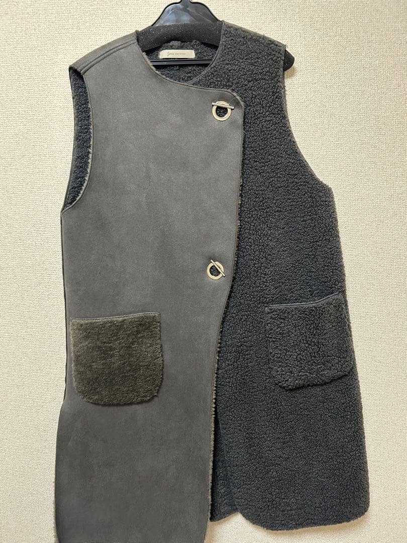 新品　今季　完売品　ジェナ　バーボタンムートンジレ　チャコールグレー