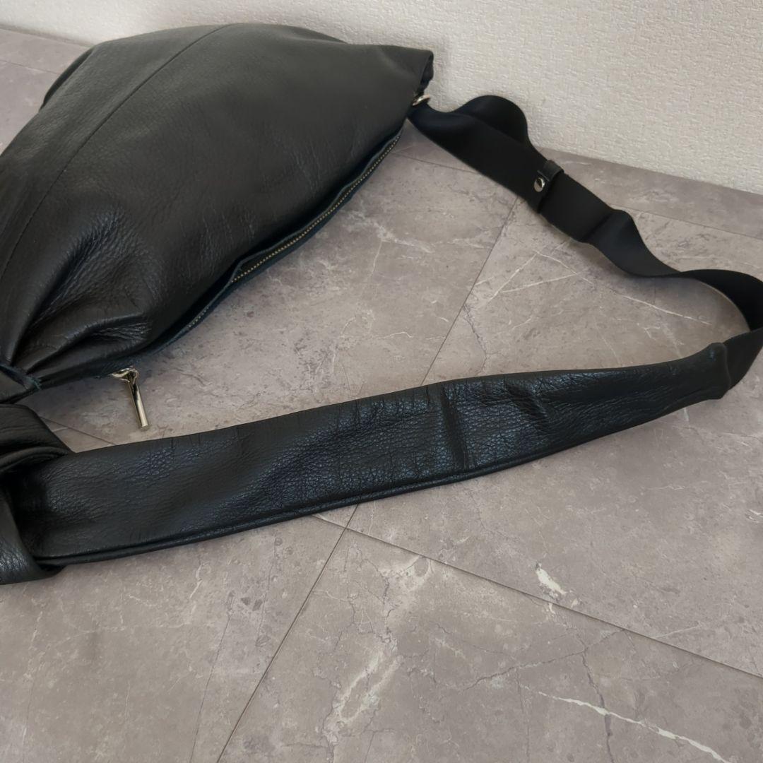 美品☆POMTATA ブラックレザー ショルダーバッグ ボディバッグ ポンタタ