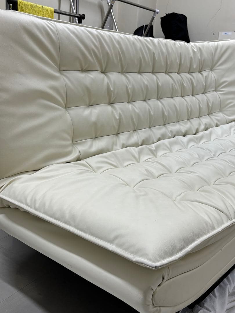 【見学可】革ホワイト クッション付きソファベッド　新宿