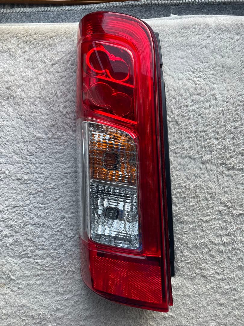 日産キャラバンnv350 後期型純正LEDテールランプ　E26
