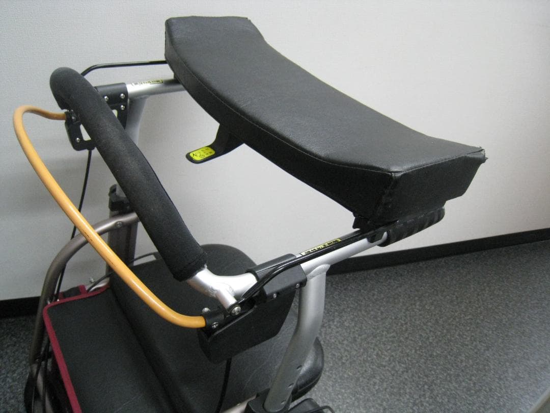 【送料無料】ナブテスコ 前腕支持型歩行車 REHAMO コンパル抑速ブレーキ ②