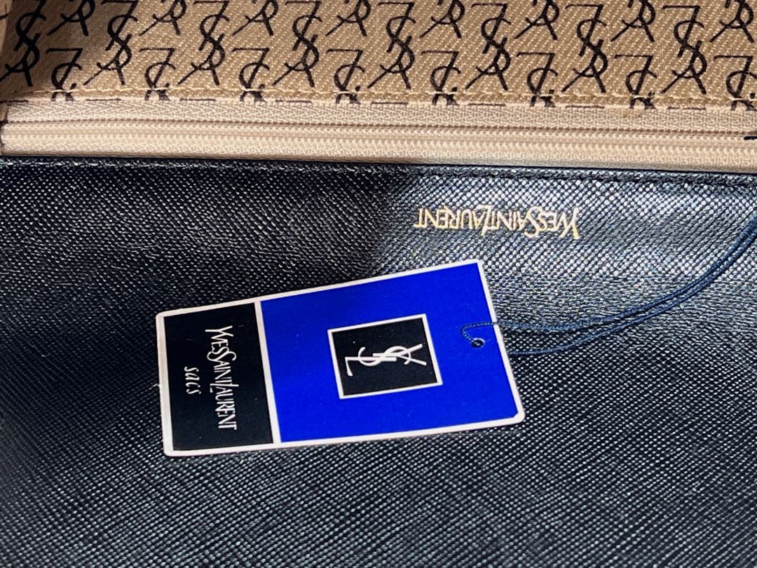 イヴ・サンローランのブラックレザークラッチバッグ