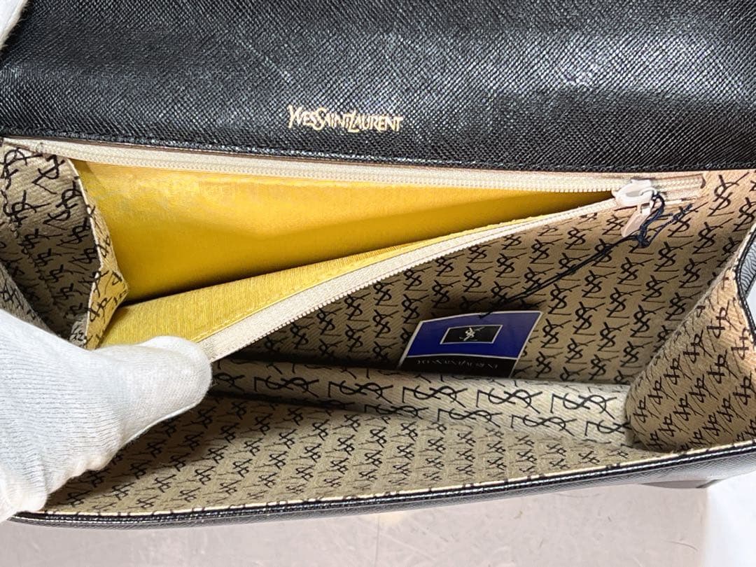 イヴ・サンローランのブラックレザークラッチバッグ