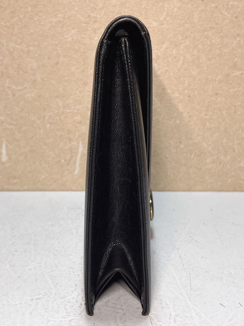 イヴ・サンローランのブラックレザークラッチバッグ