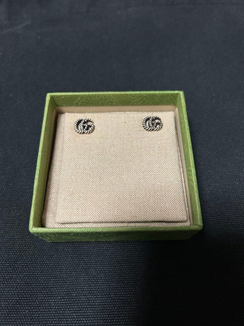 GUCCI シルバーピアス 箱・カード付