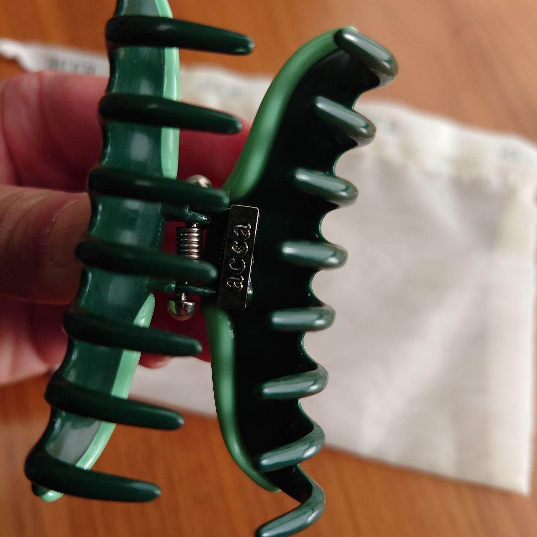 acca☆グリーンのストーン付きヘアクリップ♪ダブルコラーナ