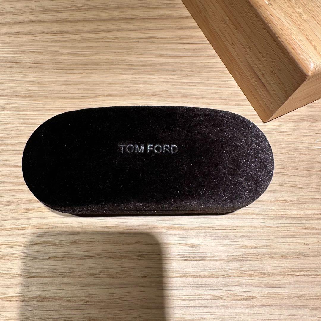 TOM FORD ブラックフレーム パープルレンズ サングラス