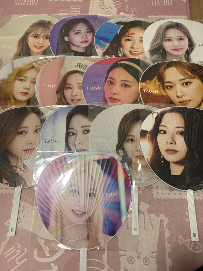 TWICE ツウィ　うちわ　トレカ　缶バッチセット