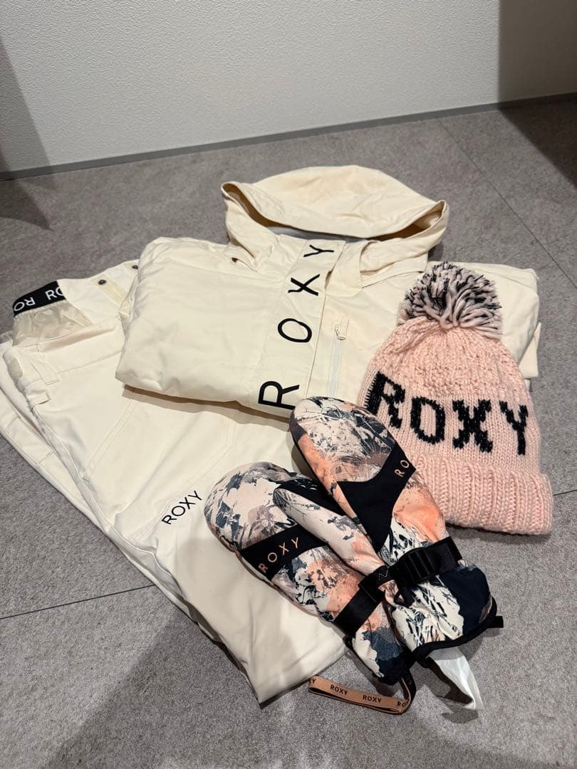 値下げ 完売品ROXYスノボーウェア上下&グローブ&ニット帽4点セット