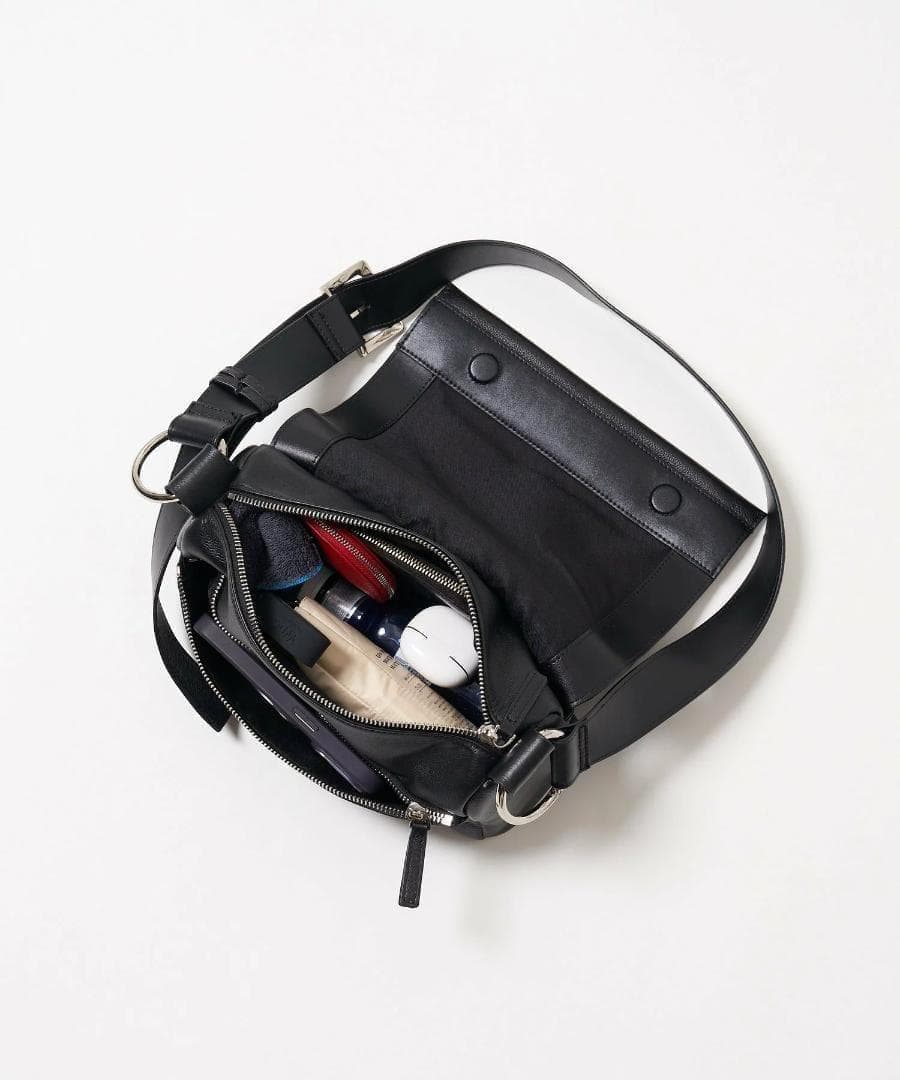 BEARDSLEY (ビアズリー)レザーボディバッグ　ブラック