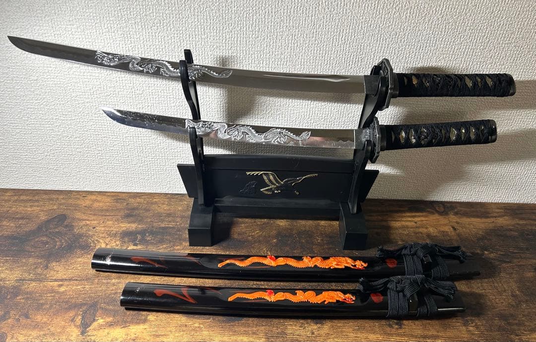 日本製　模造刀 2本セット 刀掛台付き 龍柄 黒色 観賞用　小道具　コスプレ