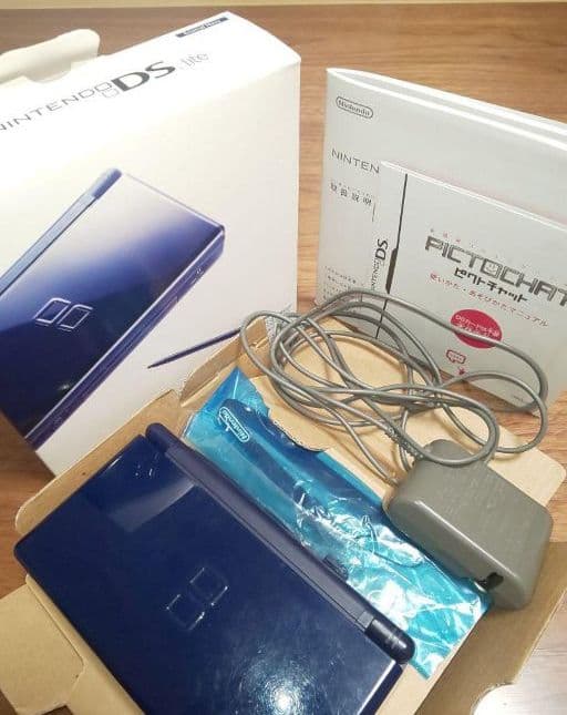 NINTENDO DS LITE とソフト(レイトン教授シリーズ)2本セット