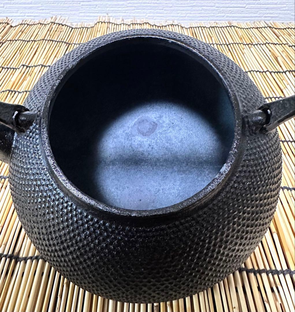 未使用、栞、タグ、南部鉄器検査証付き　南部岩鋳造１０型アラレ　南部鉄瓶　南部鉄器