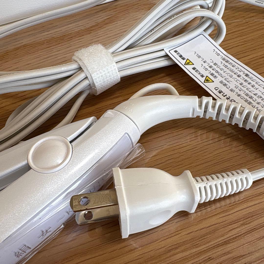 【極美品】絹女KINUJO ストレートヘアアイロン キヌジョ　ホワイト