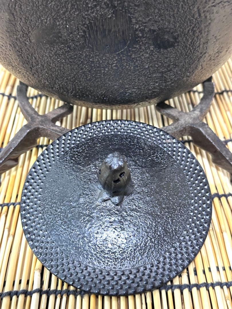 未使用、保管品　南部虎山工房造　前田知行　１５型姥口アラレ　南部鉄瓶　南部鉄器