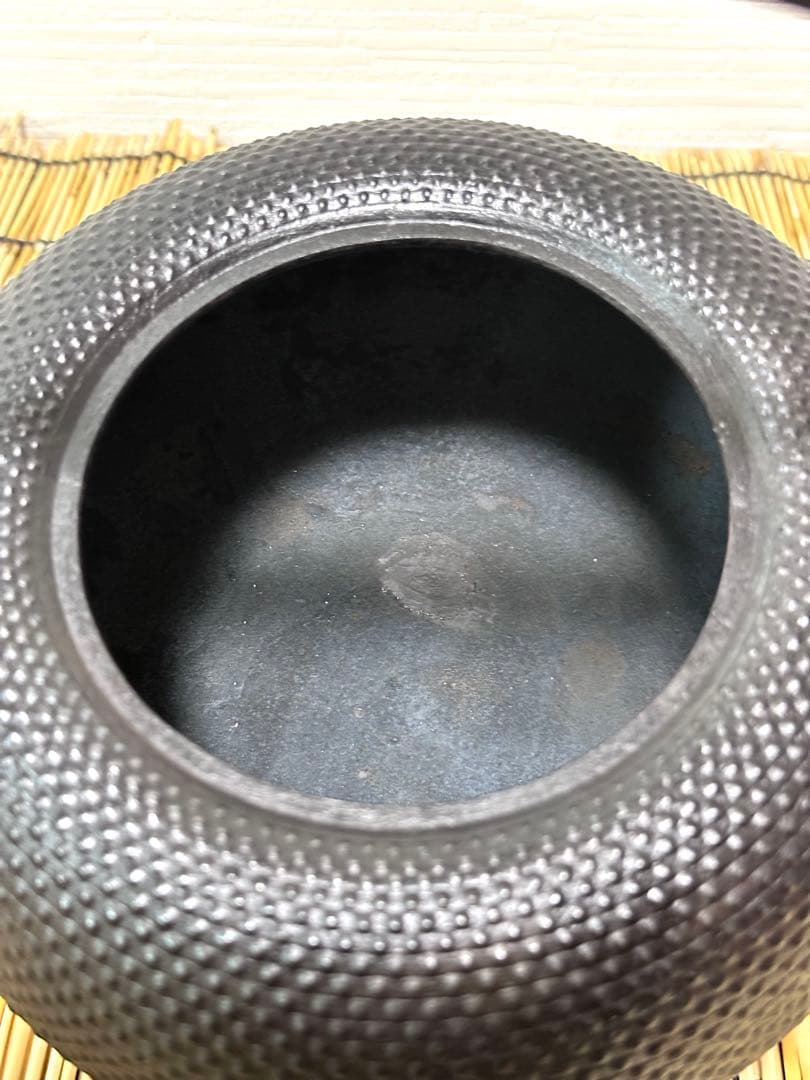 未使用、保管品　南部虎山工房造　前田知行　１５型姥口アラレ　南部鉄瓶　南部鉄器