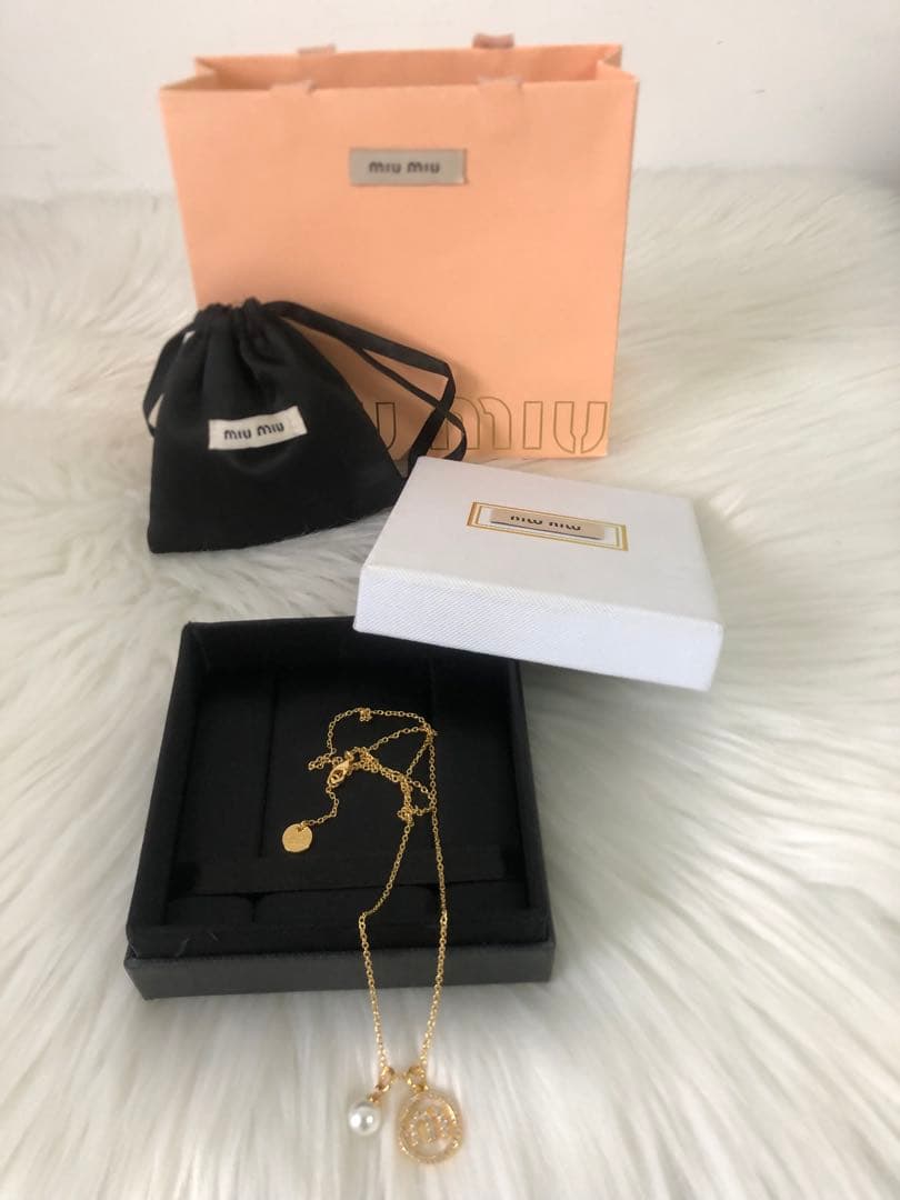 MIUMIU ミュウミュウ　ゴールド　ネックレス　Ｍロゴ　パール　おしゃれ