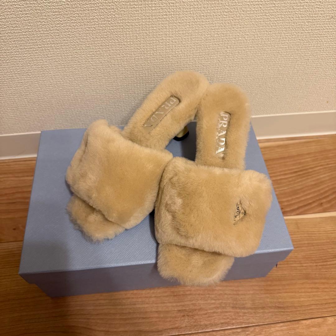 PRADA ベージュファー ミュールサンダル