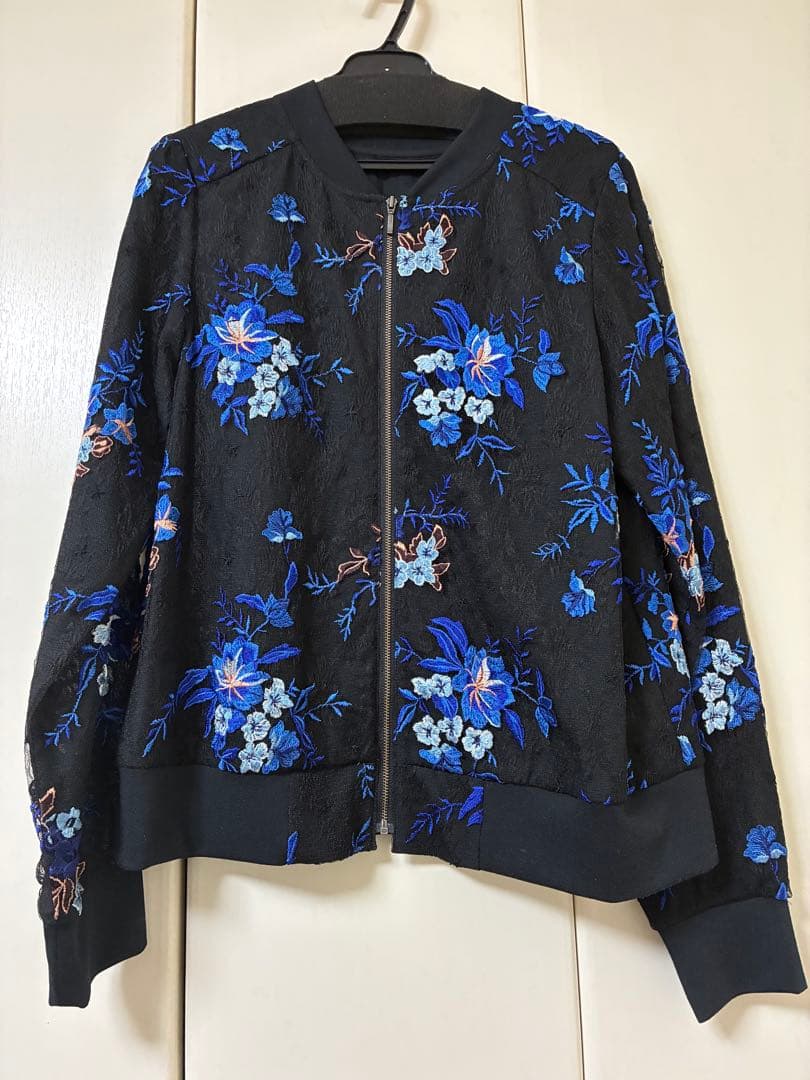 グレースコンチネンタル　スターフラワー刺繍ブルゾン