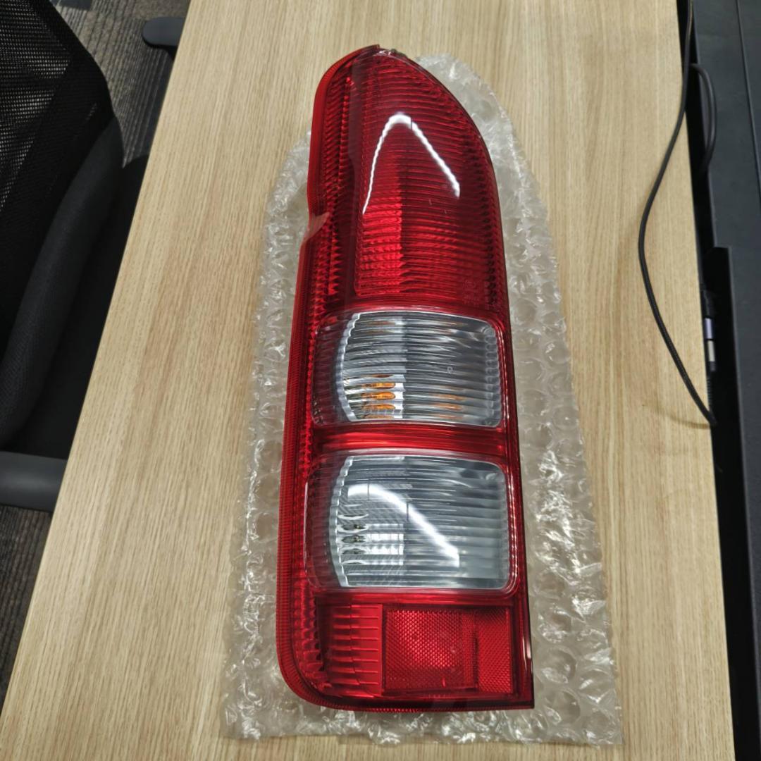 ハイエース　左テールランプ