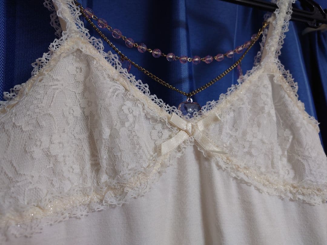 L リズリサ リボンチャーム付き キャミソール 白 +チャームもう一つ付き