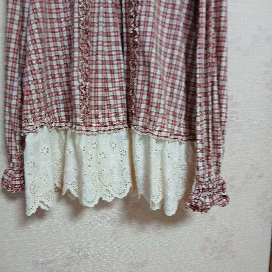 フリル付き赤白チェック長袖ブラウス