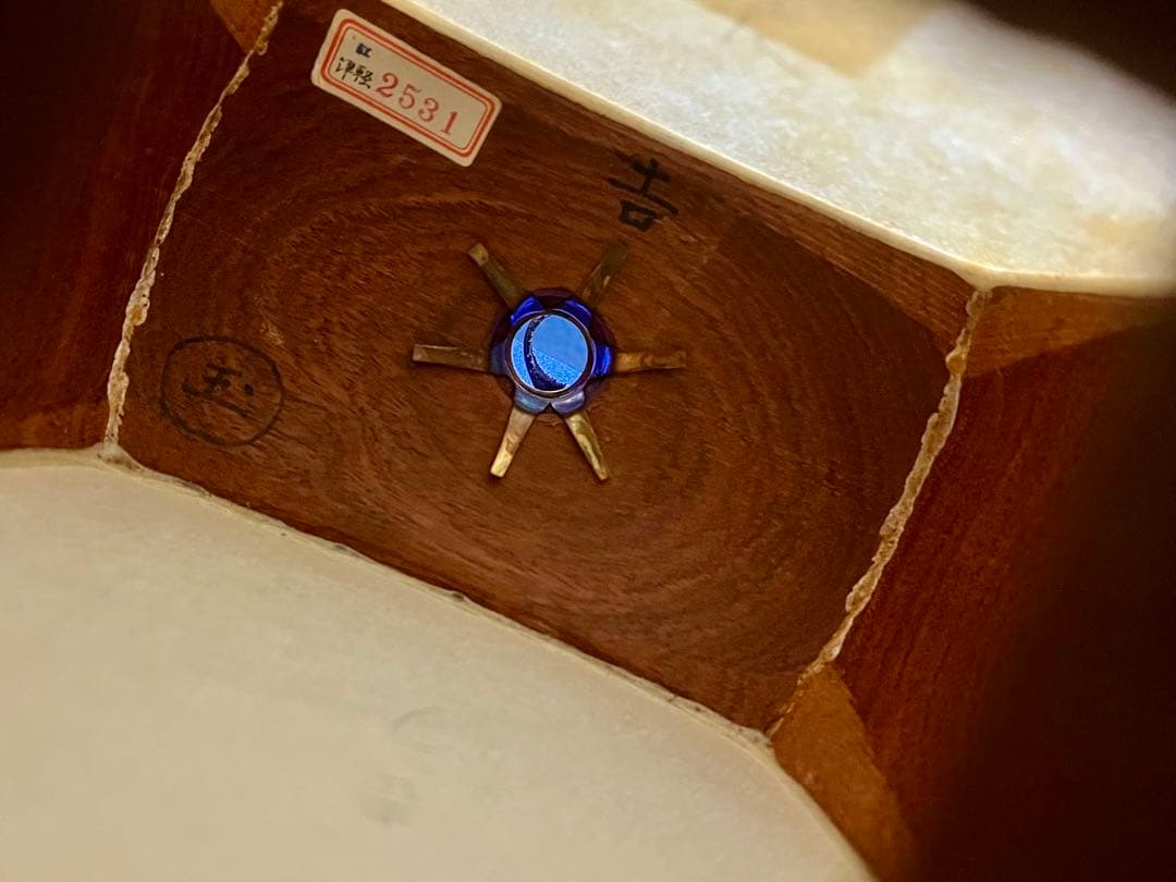 津軽三味線 段違い二本溝 トチ有 本鼈甲撥 軽量ハードケース付き 皮破れ無し