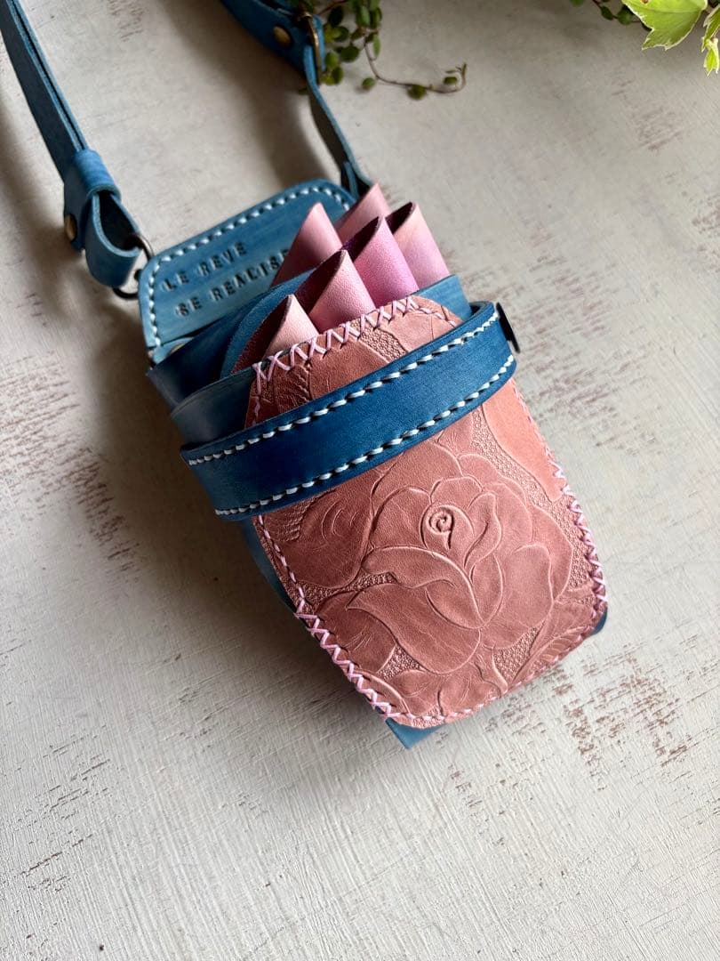 手染めアイスブルー、ローズ型押しピンクのシザーケース