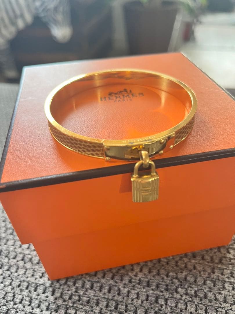 HERMES ゴールドロック付きバングル