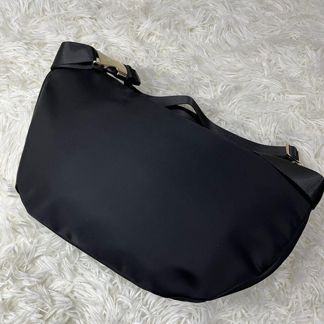 【美品】トッカ RIBBON KNOT ボディバッグ ナイロン 黒