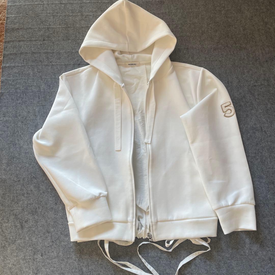 (美品)INGEBORG インゲボルグ白色フード付きアウター。正面と背面異素材。