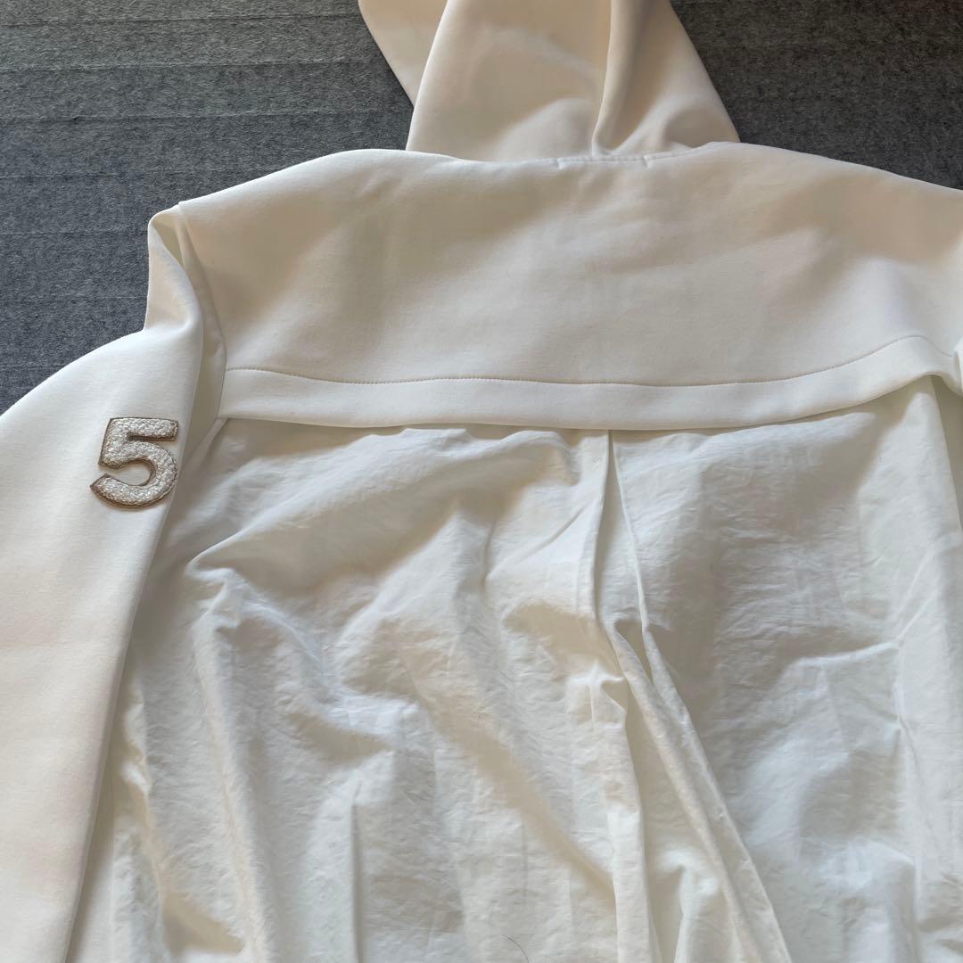 (美品)INGEBORG インゲボルグ白色フード付きアウター。正面と背面異素材。