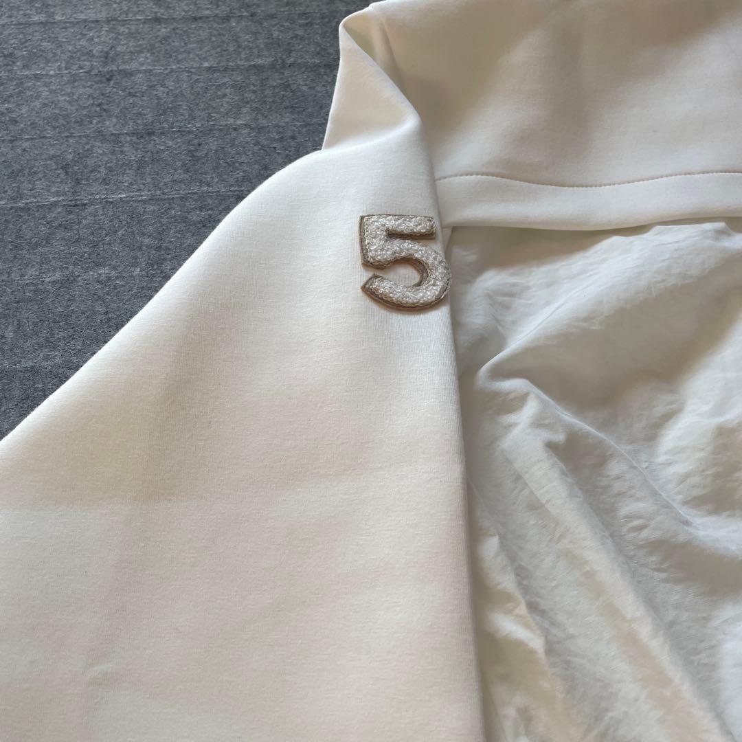 (美品)INGEBORG インゲボルグ白色フード付きアウター。正面と背面異素材。