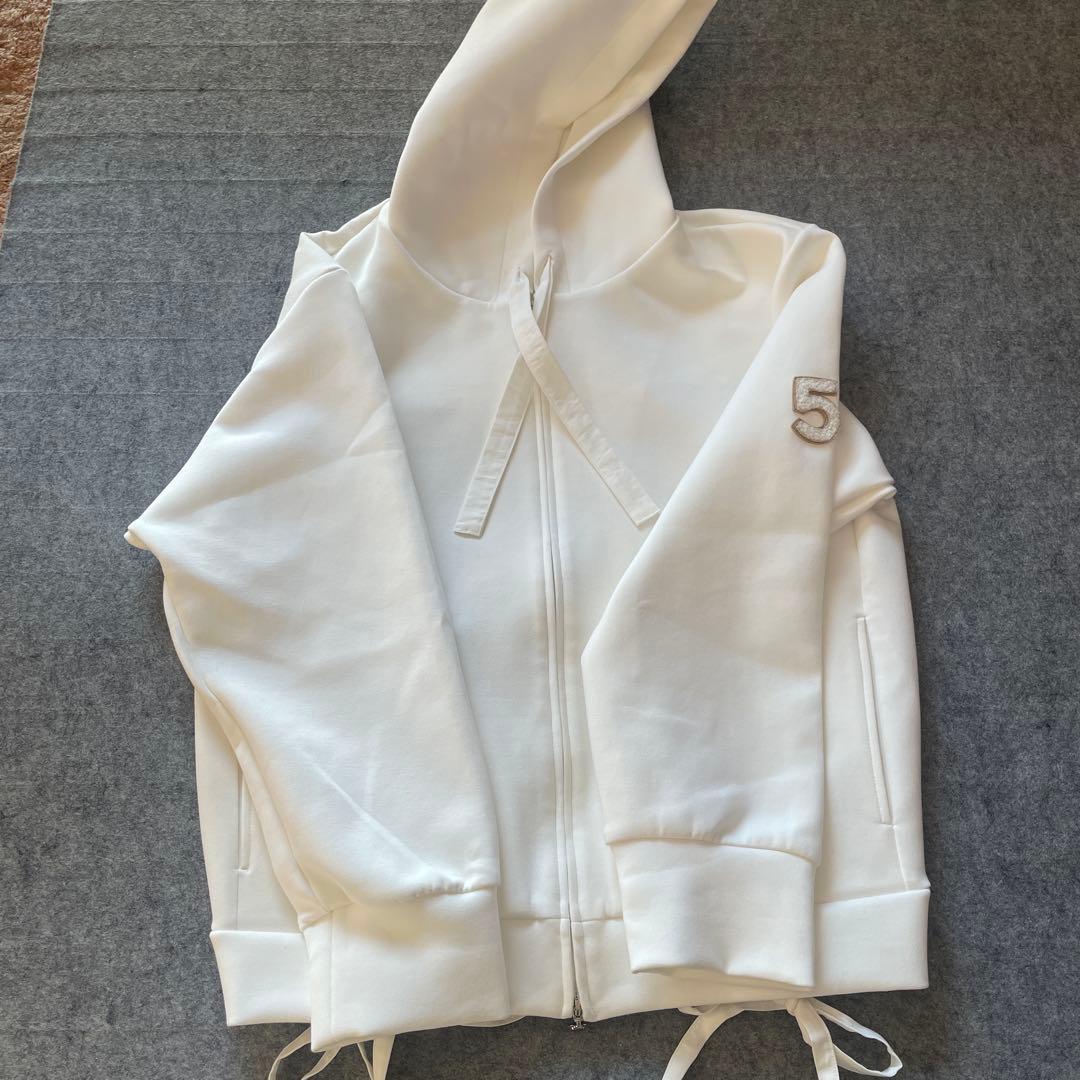 (美品)INGEBORG インゲボルグ白色フード付きアウター。正面と背面異素材。